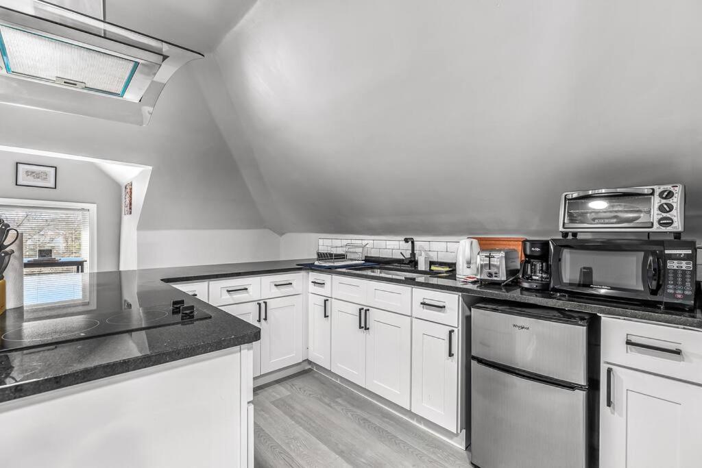 3rd Story Loft Islandview Pets Included With Free Parking! Apartment