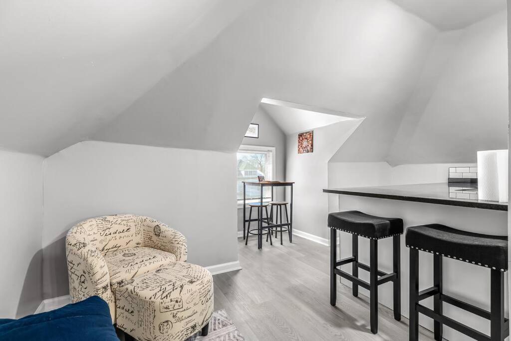 3rd Story Loft Islandview Pets Included With Free Parking! * Detroit