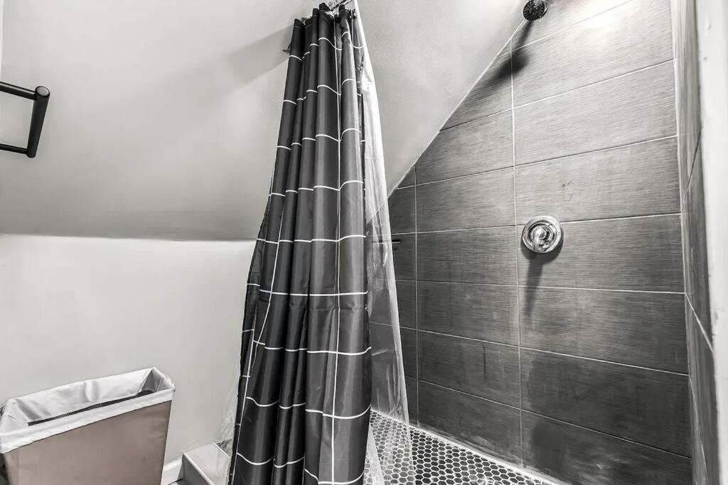 Apartment 3rd Story Loft Islandview Pets Included With Free Parking! *