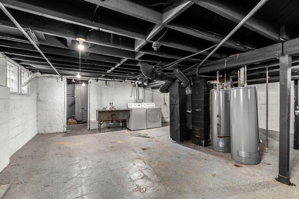 3rd Story Loft Islandview Pets Included With Free Parking! Apartment Detroit