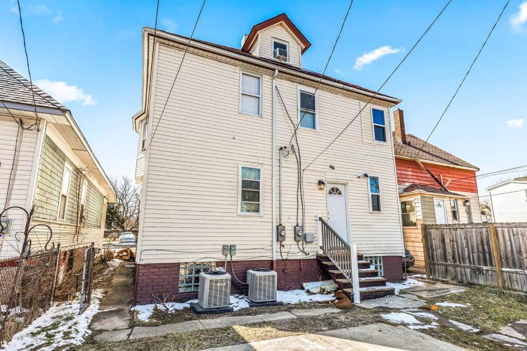 3rd Story Loft Islandview Pets Included With Free Parking!